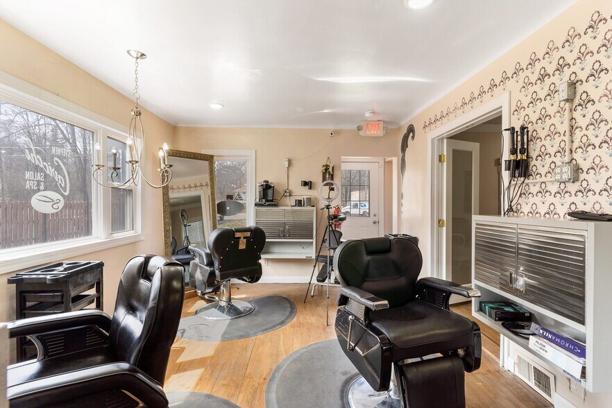 More Photos Of 565 S Meridian Rd, Youngstown Freestanding For Sale