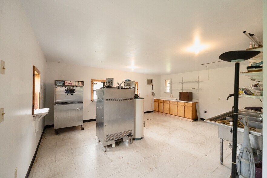 More Photos Of 167 Hill Rd, Kingston Sports And Entertainment For Sale