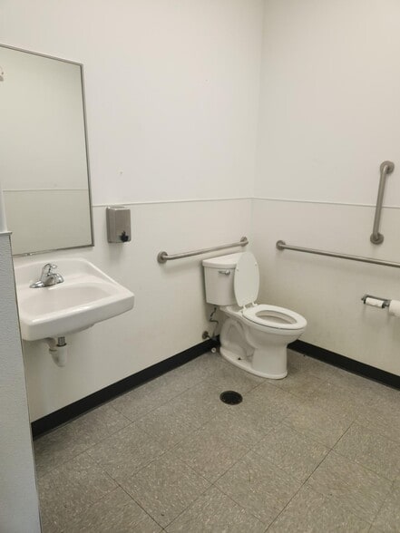 More Photos Of 3320 Irvin Cobb Dr, Paducah Freestanding For Sale