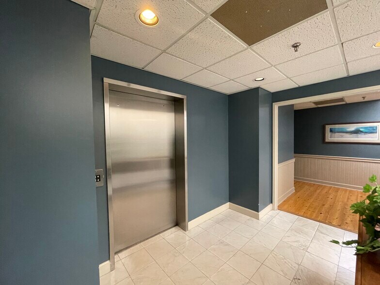 More Photos Of 52 New Orleans Rd, Hilton Head Island Office For Sale