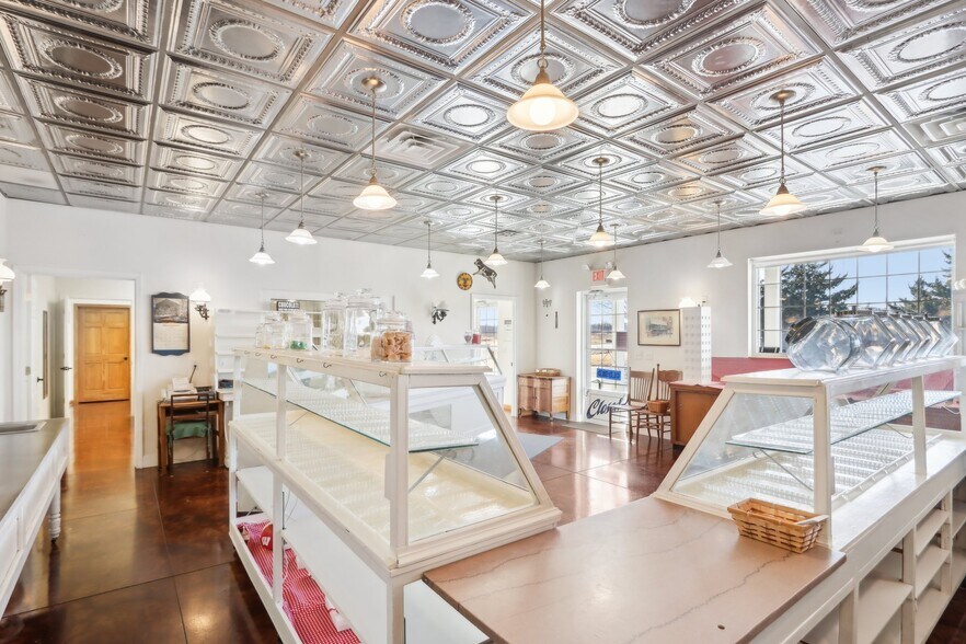 More Photos Of 680 Enterprise Dr, Lake Mills Freestanding For Lease