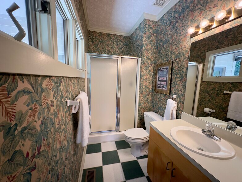 More Photos Of 1251 Club Dr, Bishop Office For Sale