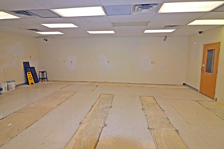 More Photos Of 1107 Lowry Ave, Jeannette Storefront For Sale