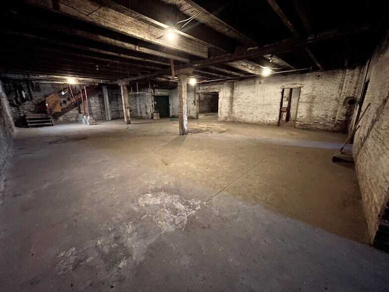 More Photos Of 130 W 3rd St, Waynesboro Light Distribution For Lease