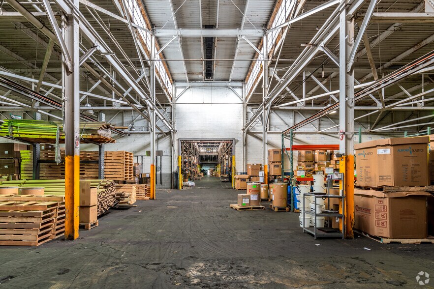 More Photos Of 225 Hubbard Rd, Youngstown Warehouse For Lease