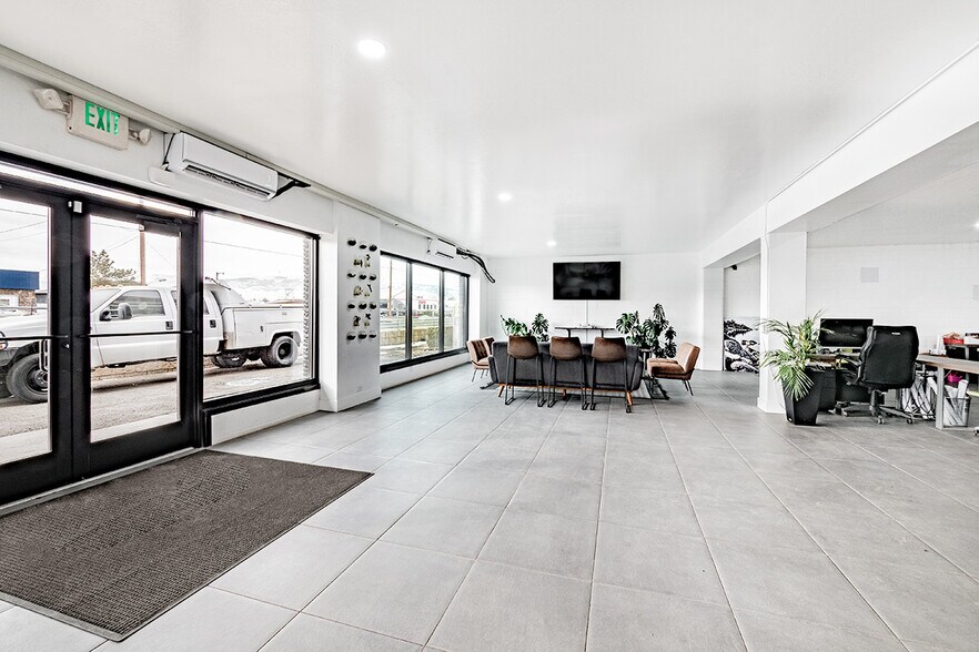 More Photos Of 910 Glendale Ave, Sparks Showroom For Sale