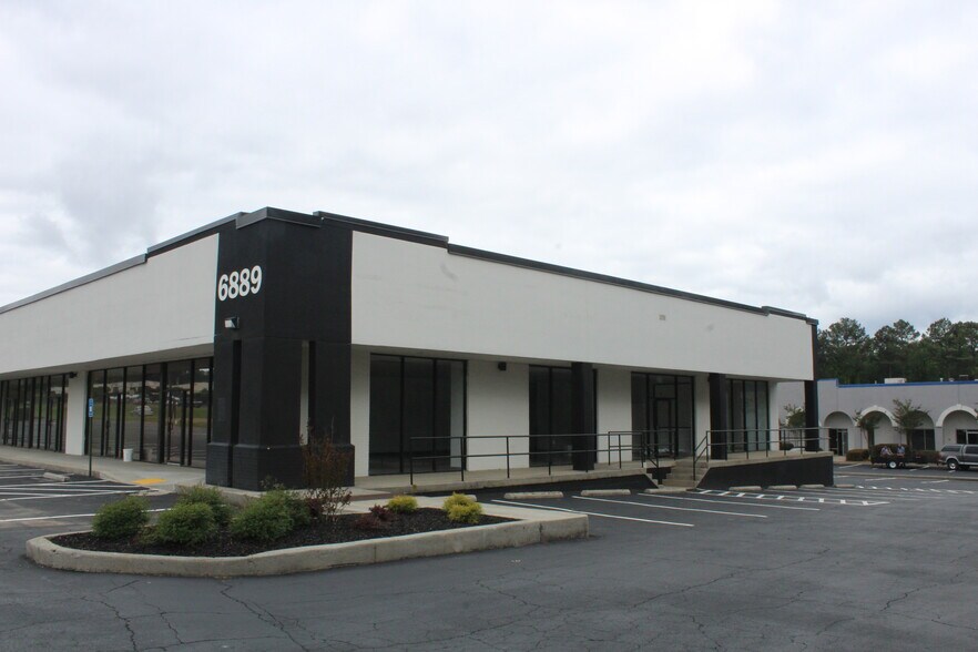 More Photos Of 6889 Peachtree Industrial Blvd, Peachtree Corners Showroom For Lease