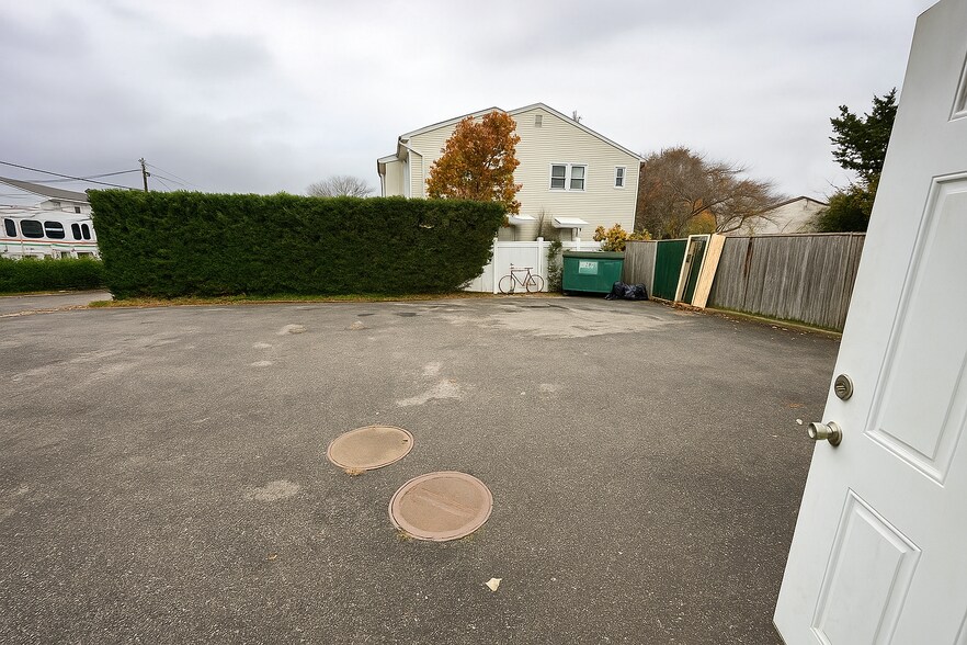 More Photos Of 322 W Montauk Hwy, Lindenhurst Freestanding For Lease