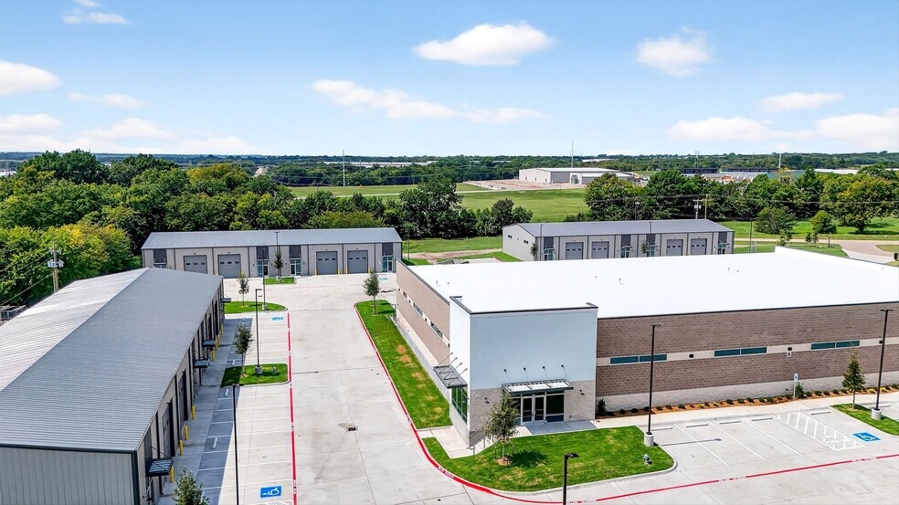 More Photos Of 304 W Progress Dr, Sherman Unknown For Lease