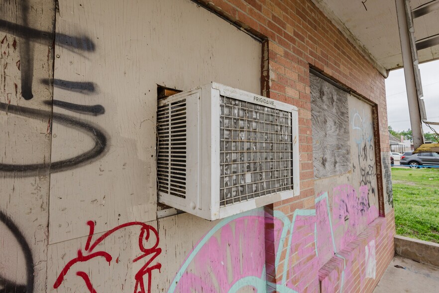 More Photos Of 2033 S Broadway St, Wichita Bar For Sale