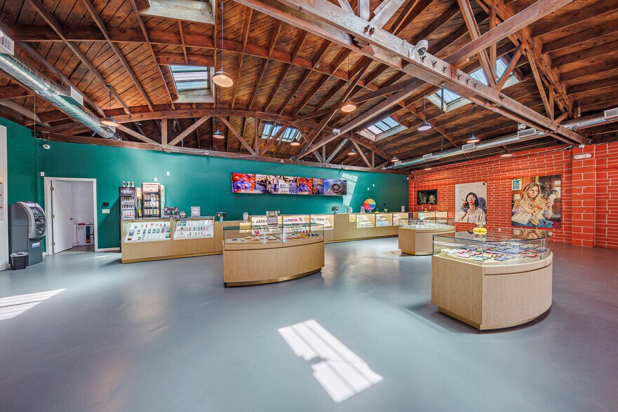 More Photos Of 402 W 5th St, San Pedro General Retail For Sale