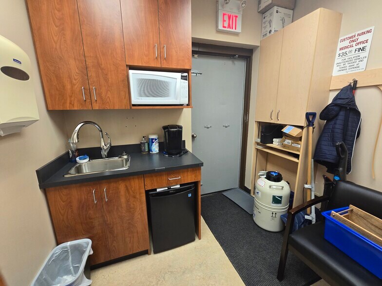 More Photos Of 1903 105 St NW, Edmonton Freestanding For Lease