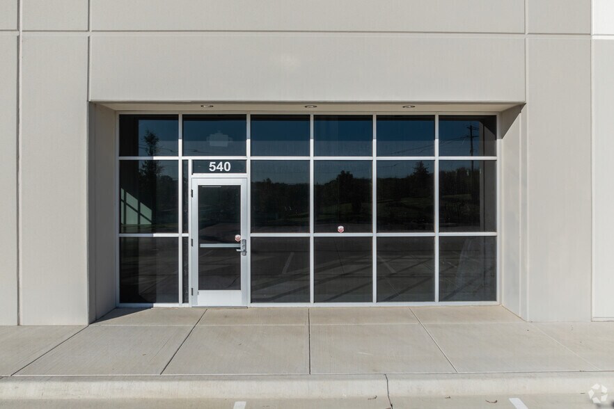 More Photos Of 540 S Town East Blvd, Mesquite Distribution For Lease