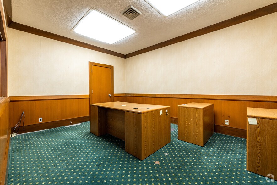 More Photos Of 30 E Main St, Geneva General Retail For Lease