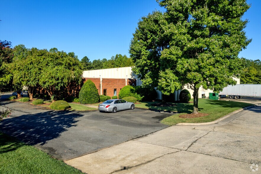 More Photos Of 1133 Pressley Rd, Charlotte Warehouse For Sale