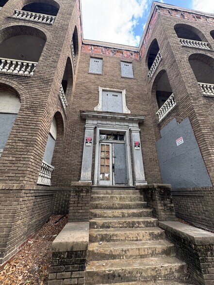 More Photos Of 302 E Victory Dr, Savannah Apartments For Sale