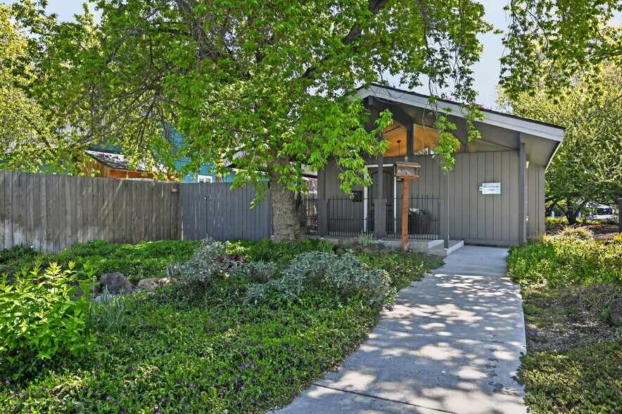 More Photos Of 1720 NE 4th St, Bend Office For Sale