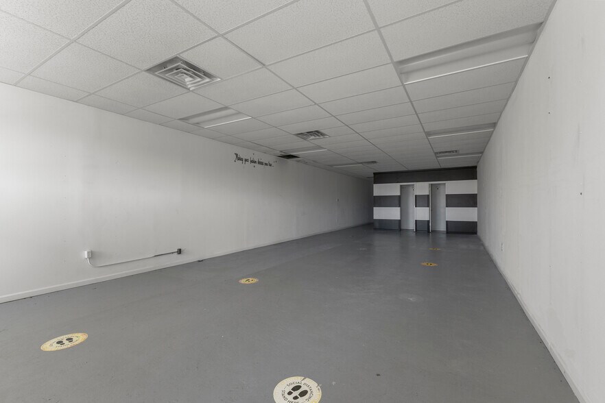 More Photos Of 25420 Grand River ave, Redford Twp Service Station For Lease