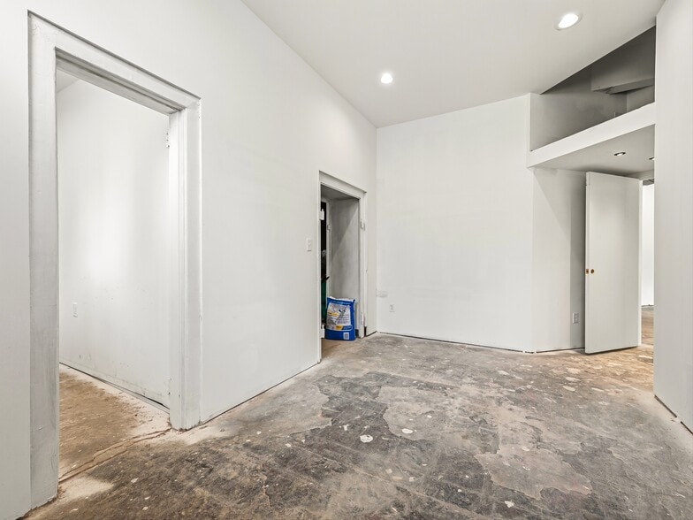 More Photos Of 5 Biltmore Plz, Asheville Storefront For Lease