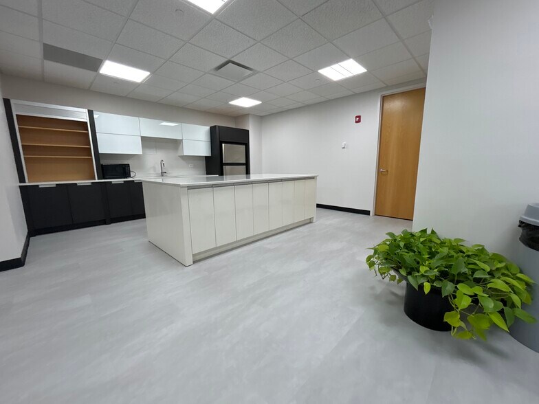 More Photos Of 2250 E Devon Ave, Des Plaines Medical For Lease