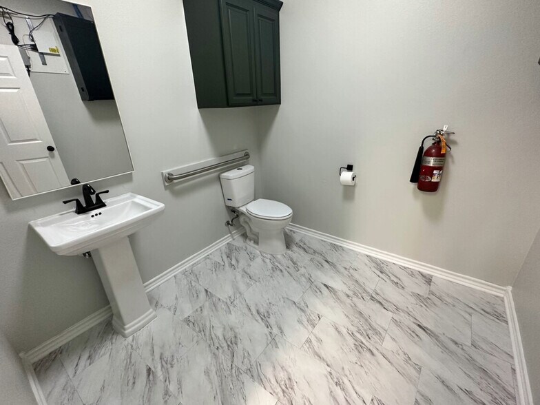 More Photos Of 4102 Richmond Mdws, Texarkana Medical For Sale