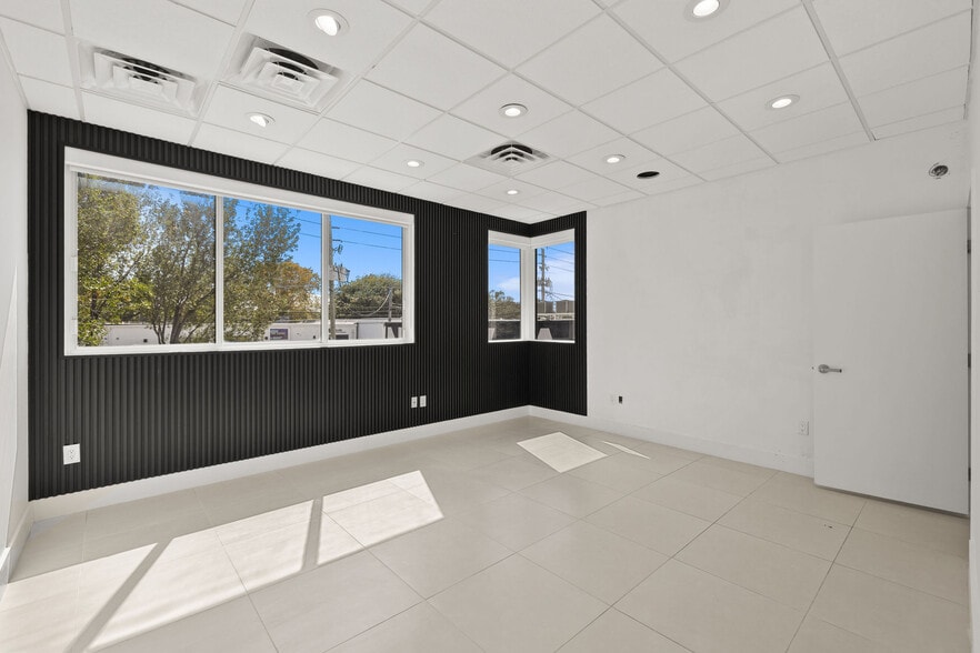 More Photos Of 335 Ne 61st St, Miami Flex For Lease