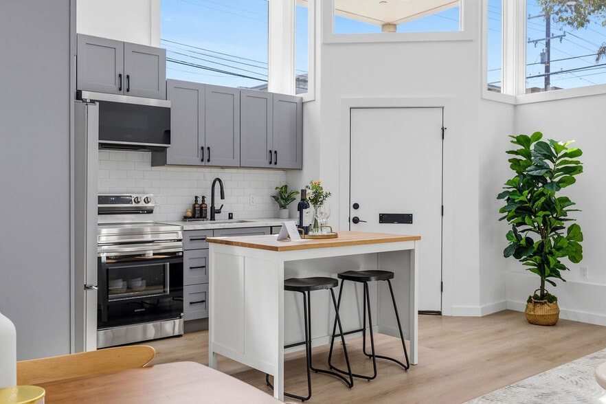 More Photos Of 2730 23rd St, San Francisco Showroom For Sale
