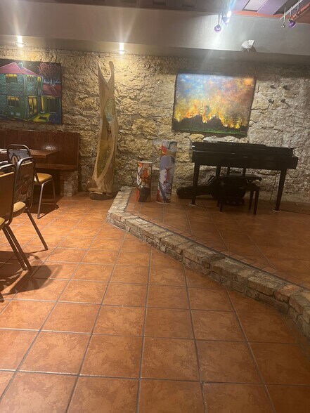 More Photos Of 418-420 E State St, Rockford Storefront For Sale