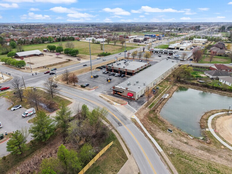 More Photos Of 2500-2502 SW 14th St, Bentonville Unknown For Lease