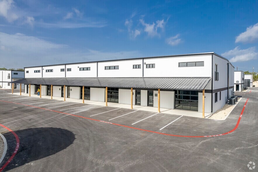 More Photos Of 529 SH 46 E, Boerne Showroom For Lease