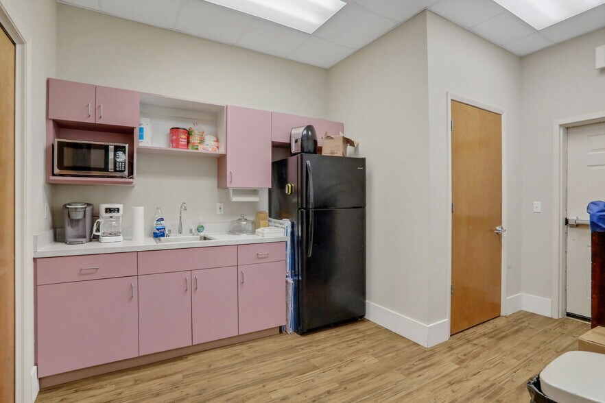 More Photos Of 1540 Business Center Dr, Orange Park Office For Lease