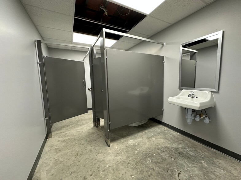 More Photos Of 990 Haines Blvd, Sturgis Distribution For Lease