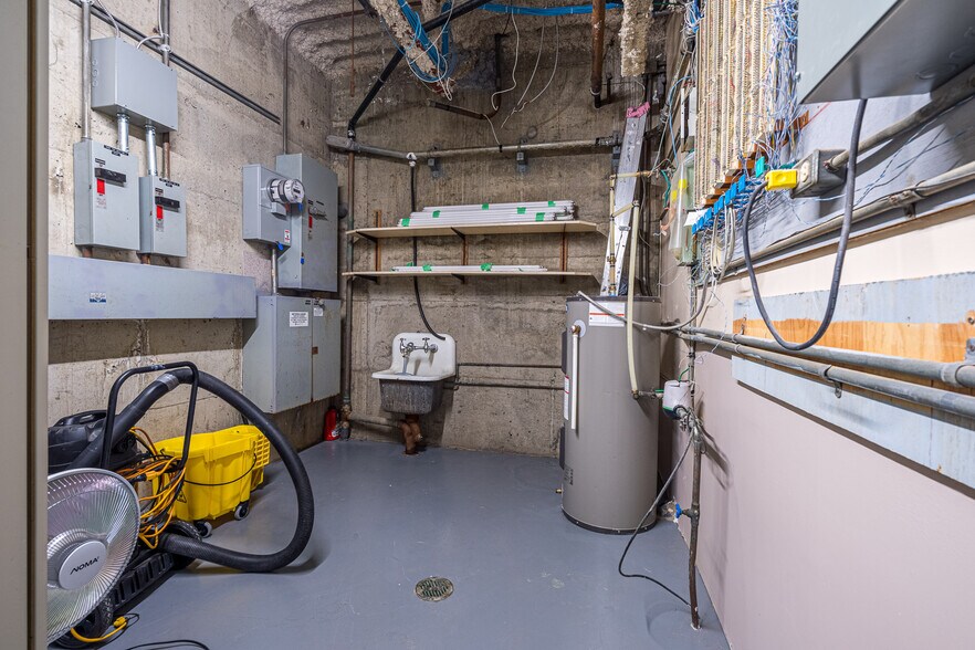 More Photos Of 4916 50 Av, Lloydminster General Retail For Lease