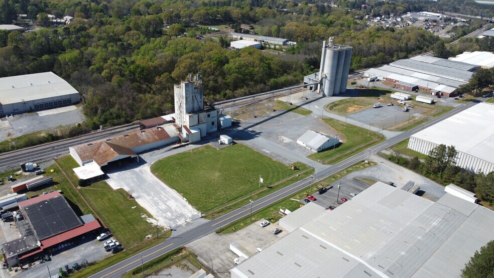 Primary Photo Of 110 N Industrial Blvd NE, Calhoun Industrial For Lease
