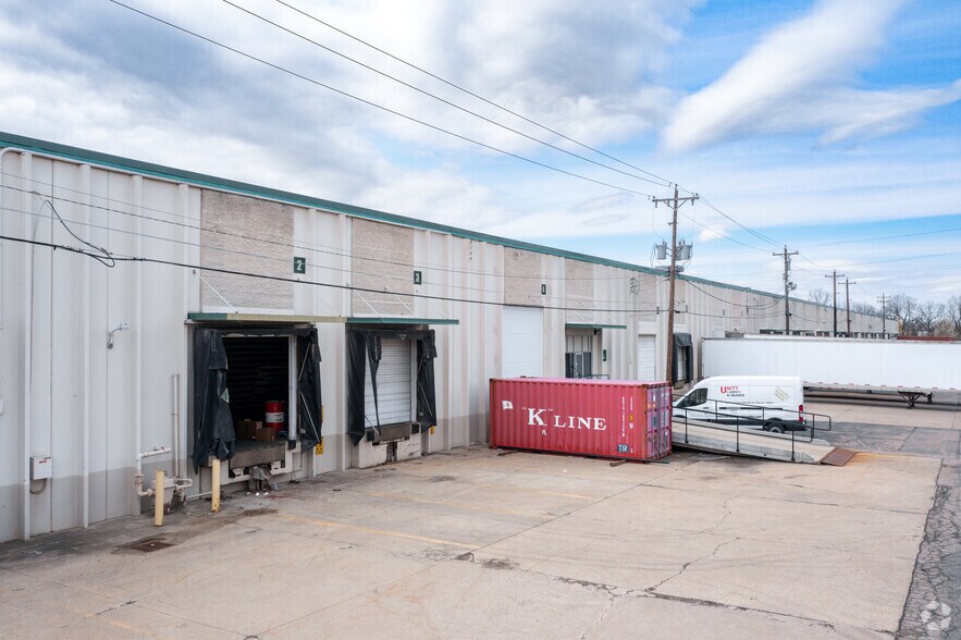 More Photos Of 226-236 Circle Freeway Dr, West Chester Warehouse For Lease