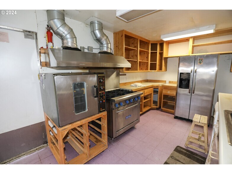 More Photos Of 501 NW Douglas Blvd, Winston General Retail For Sale