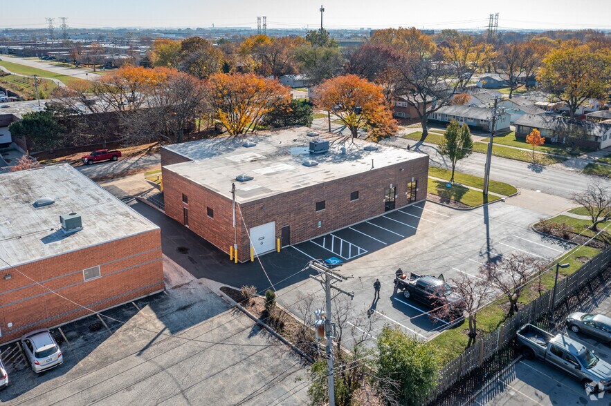 More Photos Of 670 Oakton St, Elk Grove Village Warehouse For Lease