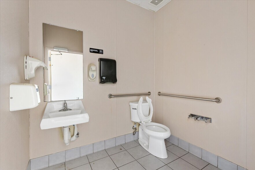 More Photos Of 440-500 W Gulf Atlantic Hwy, Wildwood Unknown For Lease