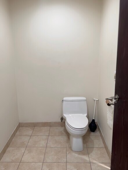 More Photos Of 658 Hawthorne St, Glendale Showroom For Lease