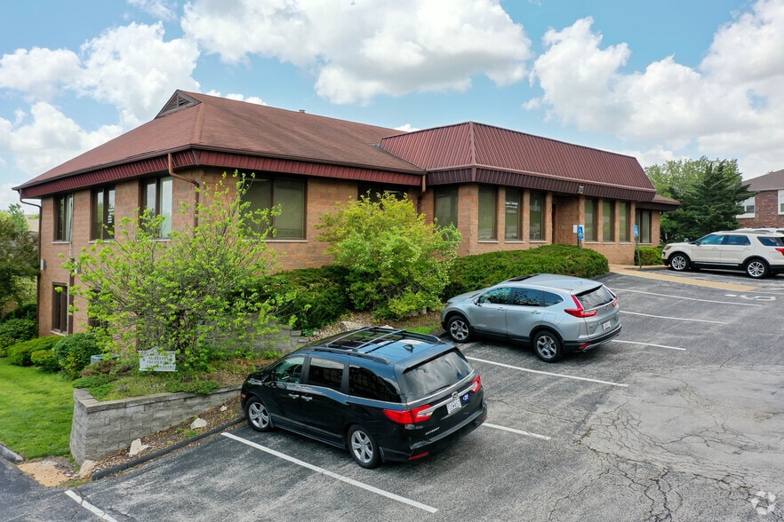 More Photos Of 1811 Sherman Dr, Saint Charles Medical For Lease