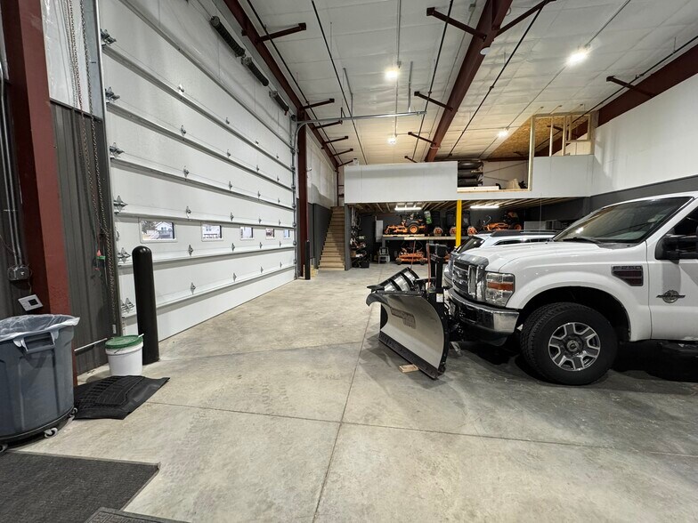 More Photos Of 645 Sandpiper Trl, Cottage Grove Warehouse For Lease