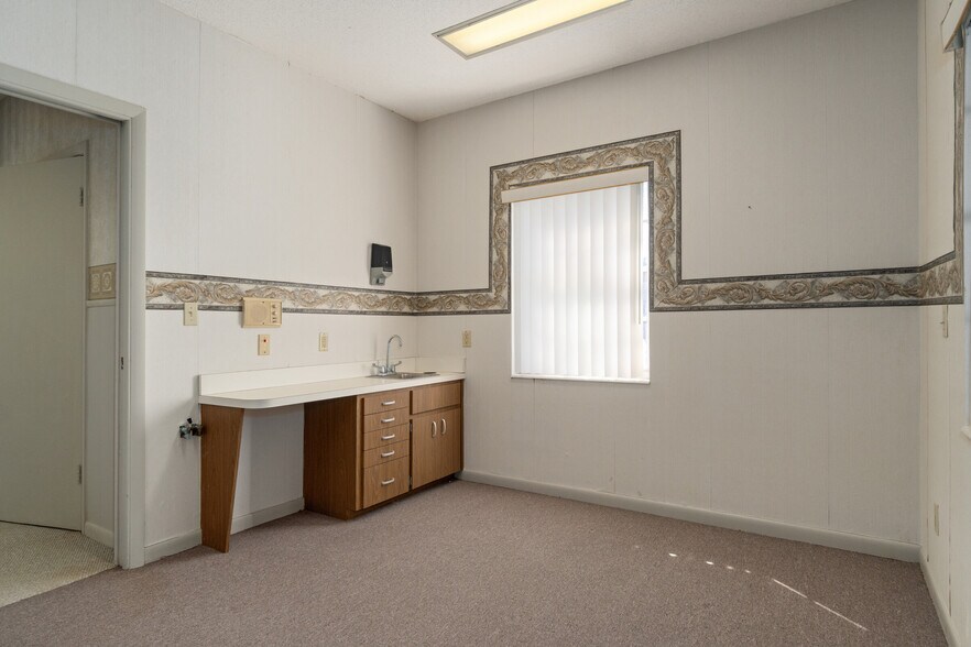 More Photos Of 300 S Line Ave, Inverness Medical For Sale