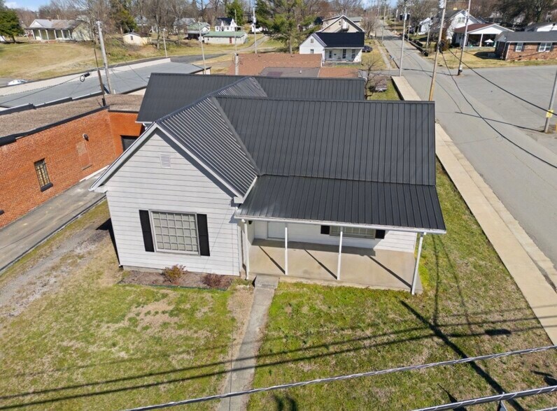 More Photos Of 615 E Main St, Scottsville Office For Sale