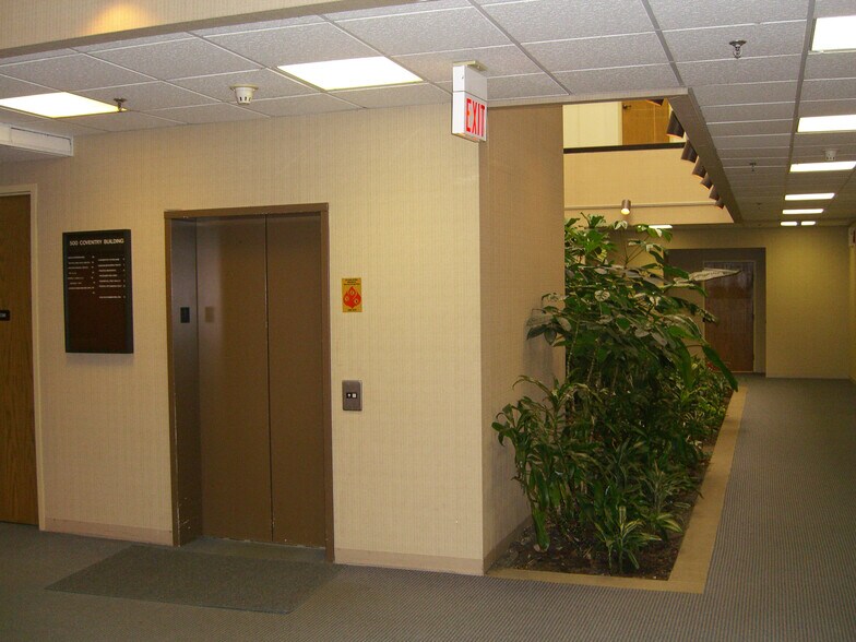 More Photos Of 500 Coventry Ln, Crystal Lake Office For Lease