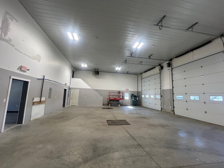 More Photos Of 2 Oxbow Pond Rd, Canterbury Warehouse For Lease
