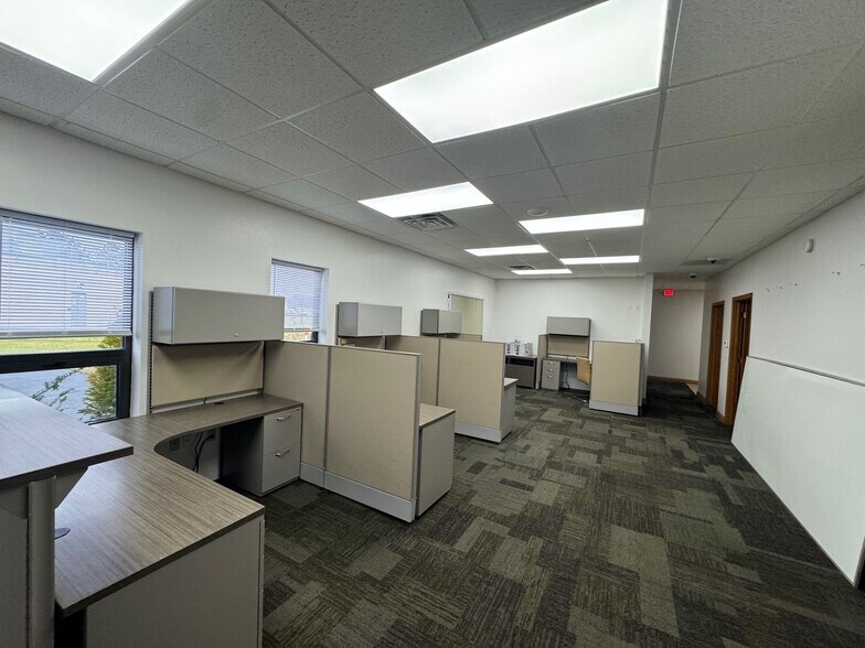 More Photos Of W241S4145 Pine Hollow Ct, Waukesha Warehouse For Lease