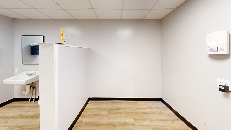 More Photos Of 912 Somerville St, Manchester Freestanding For Lease