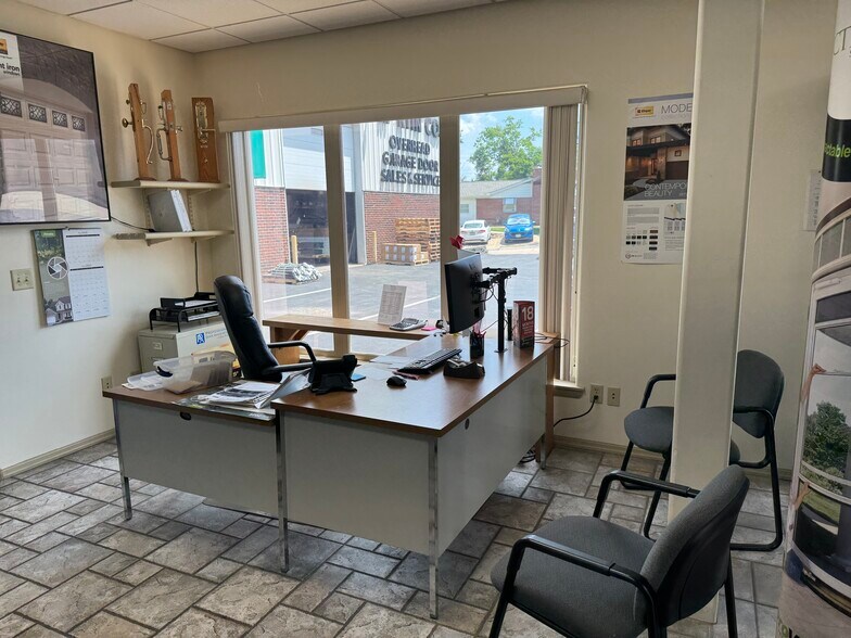 More Photos Of 3025 N Saint Peters Pky, Saint Peters Showroom For Sale