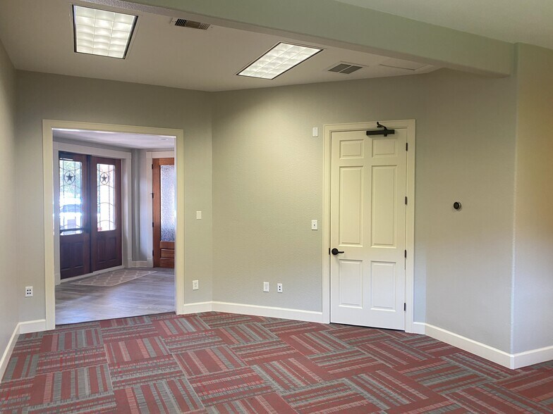 More Photos Of 814 East Ave, Katy Office For Sale