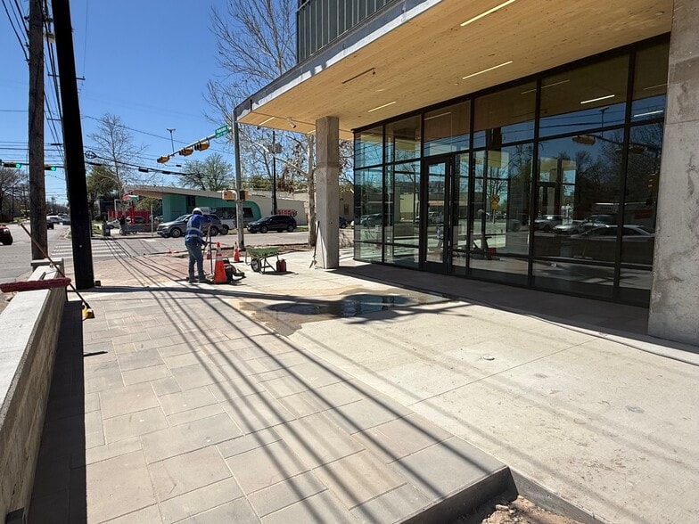 More Photos Of 2422 E 7th St, Austin Office For Lease